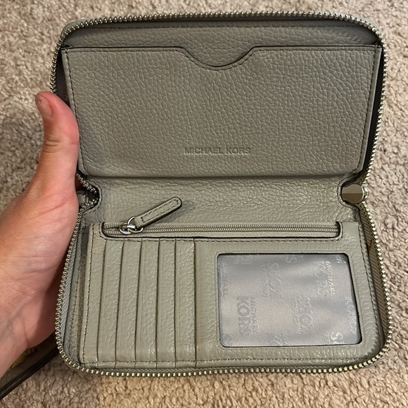 Michael Kors wristlet - Picture 3 of 3